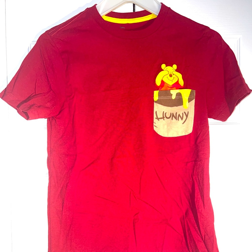 DISNEY WINNIE THE POOH PEEK-A-BOO HUNNY JAR POCKET WOMEN’S RED T-SHIRT SIZE XS